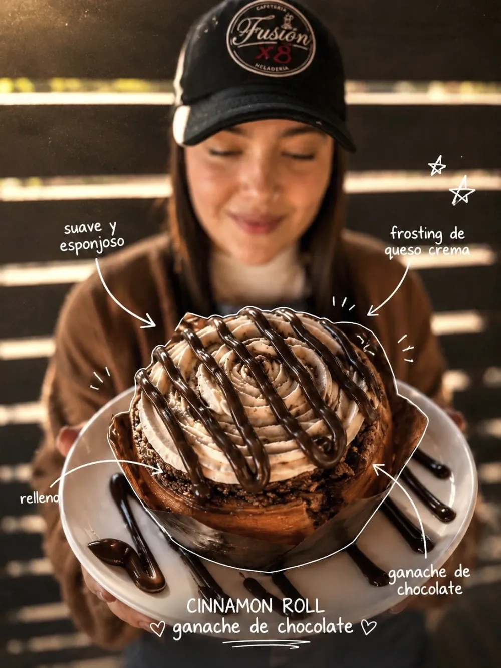 Cinnamon roll cubierto con frosting y ganache de chocolate.