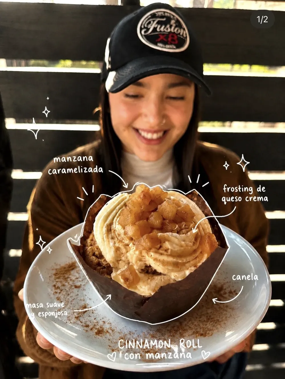 Cinnamon roll con manzana caramelizada y frosting de queso crema.