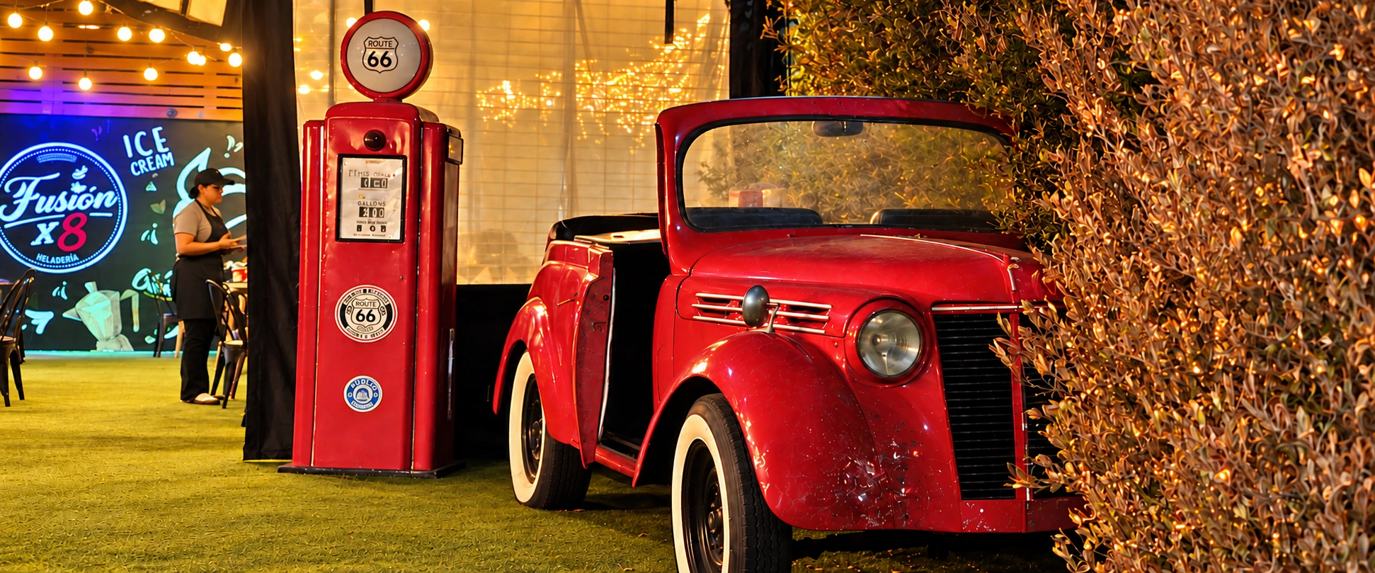 Exterior de Fusión X8 con el vehículo rojo y decoración Route 66; fotografía restaurada para mejorar la nitidez
