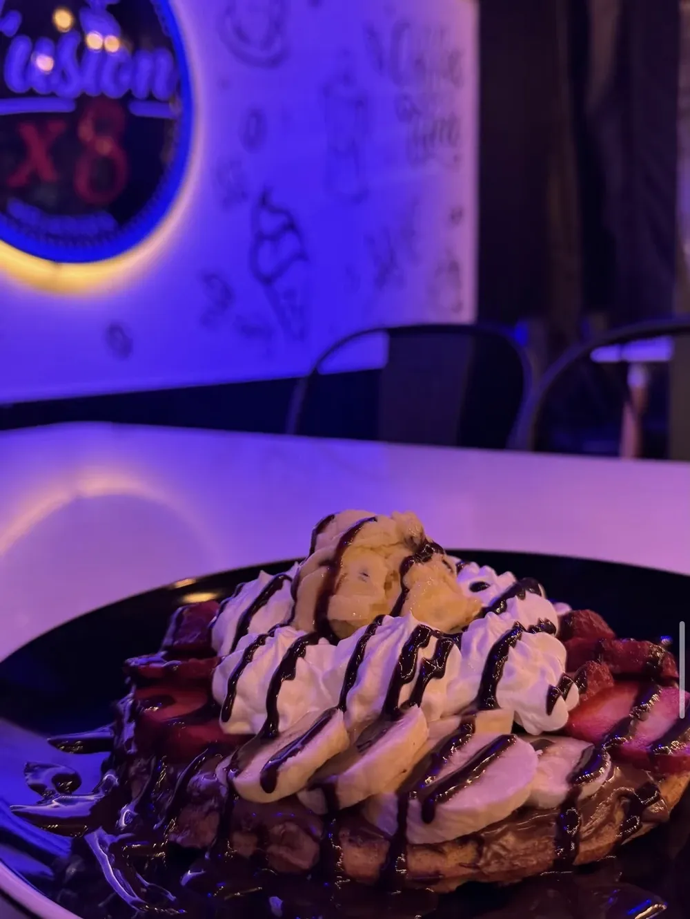 Waffle con fruta, helado, crema y salsa de chocolate en Fusión x8.